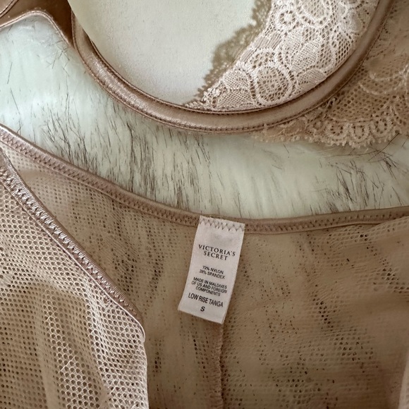 Four Victoria’s Secret Bras-Size 36C - Picture 14 of 15